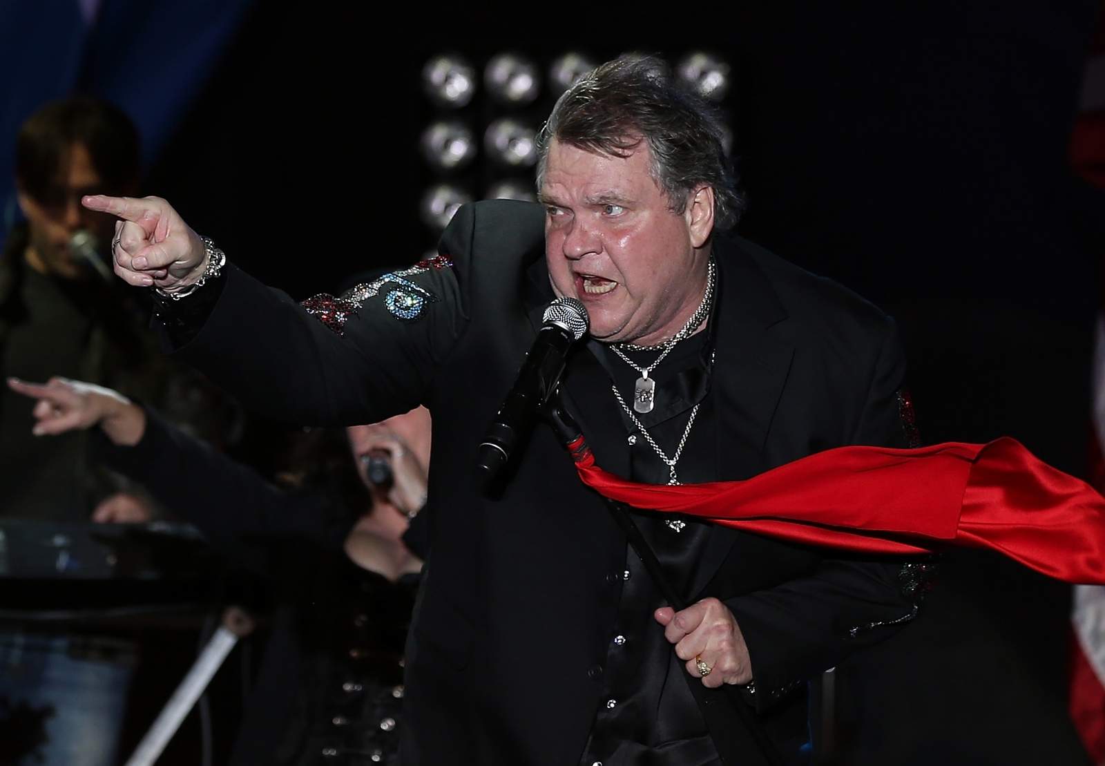 Meatloaf collapses on stage while singing I d do anything 