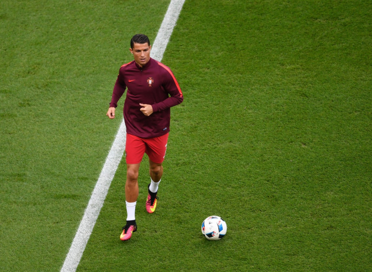 Ronaldo warms up before kick-off