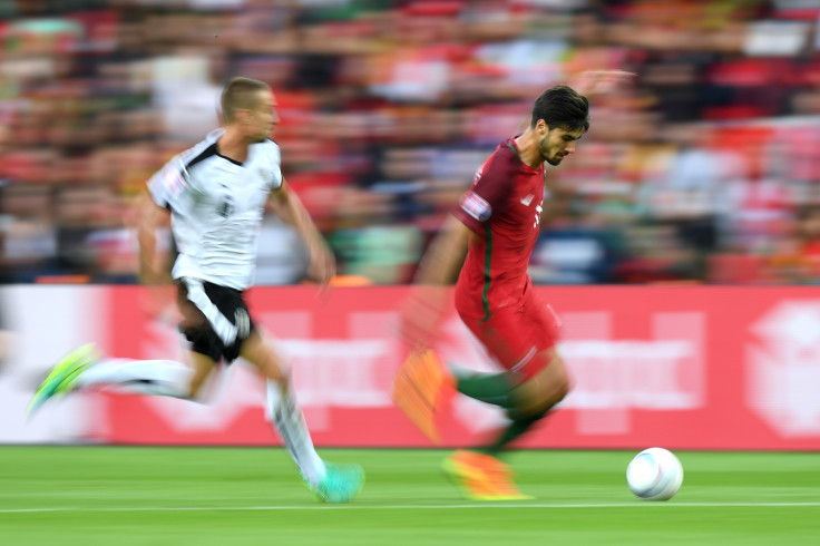 Andre Gomes dribbles with the ball