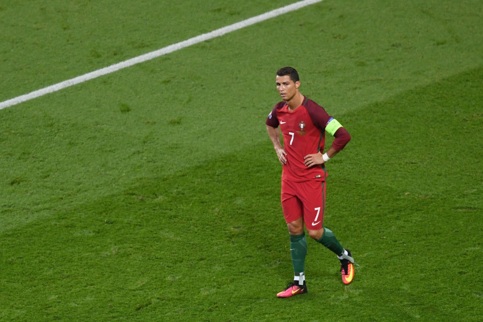 Ronaldo bemoans a decision Ronaldo bemoans a decision