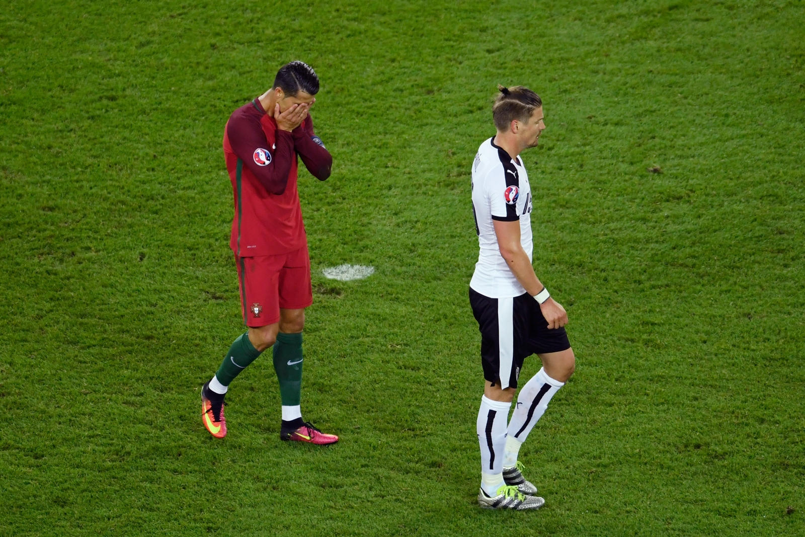 Ronaldo reacts to his miss Ronaldo reacts to his miss