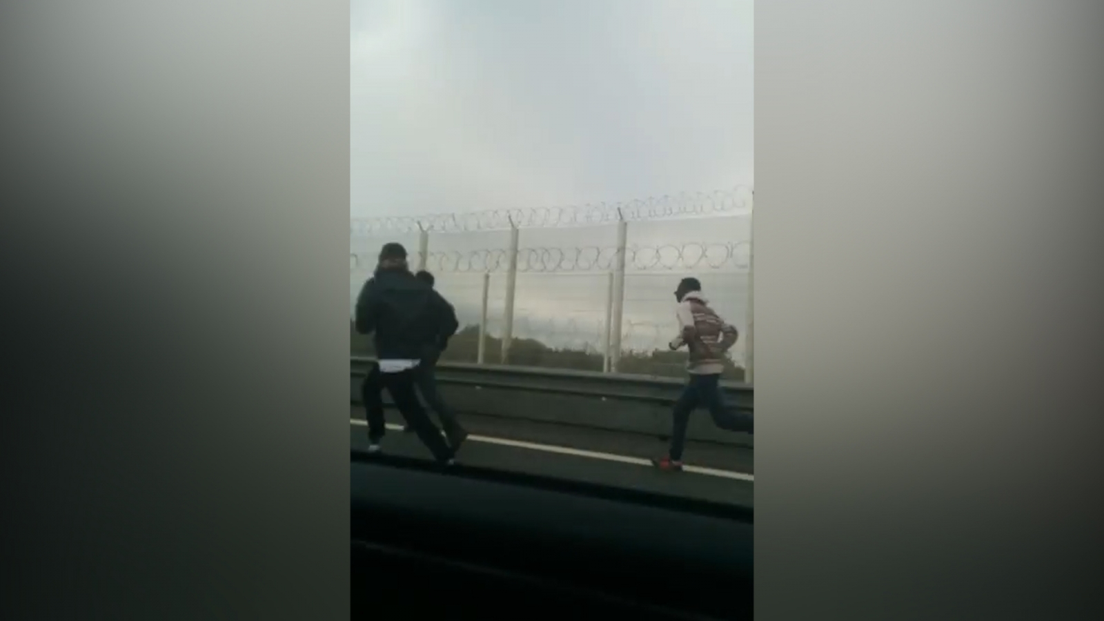 Smartphone footage catches clashes between police and migrants at Calais Smartphone footage catches clashes between police and migrants at Calais