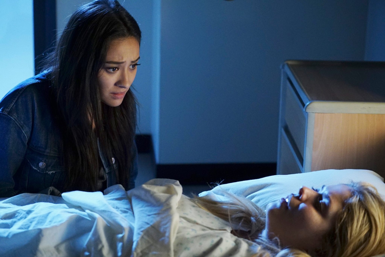 Pretty Little Liars Season 7 Episode 2 Live Online Alison Begs Emily To Save Her From Elliot 5295