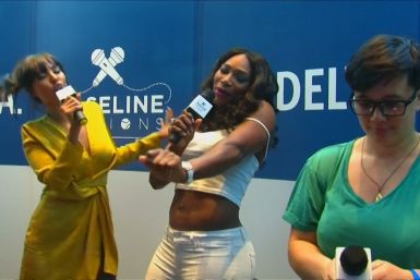 Serena Williams sings karaoke 