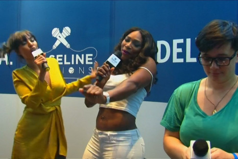 Serena Williams sings karaoke 