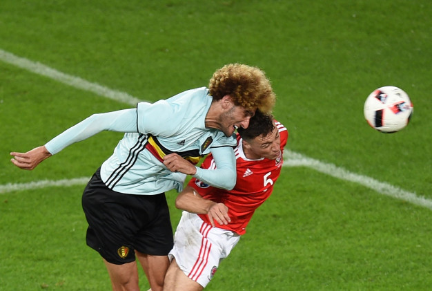 Fellaini misses a great chance Fellaini misses a great chance
