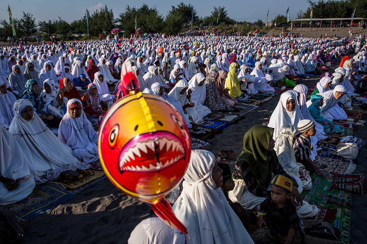 Eid al-Fitr 2016: Photos of Muslims around the world ...