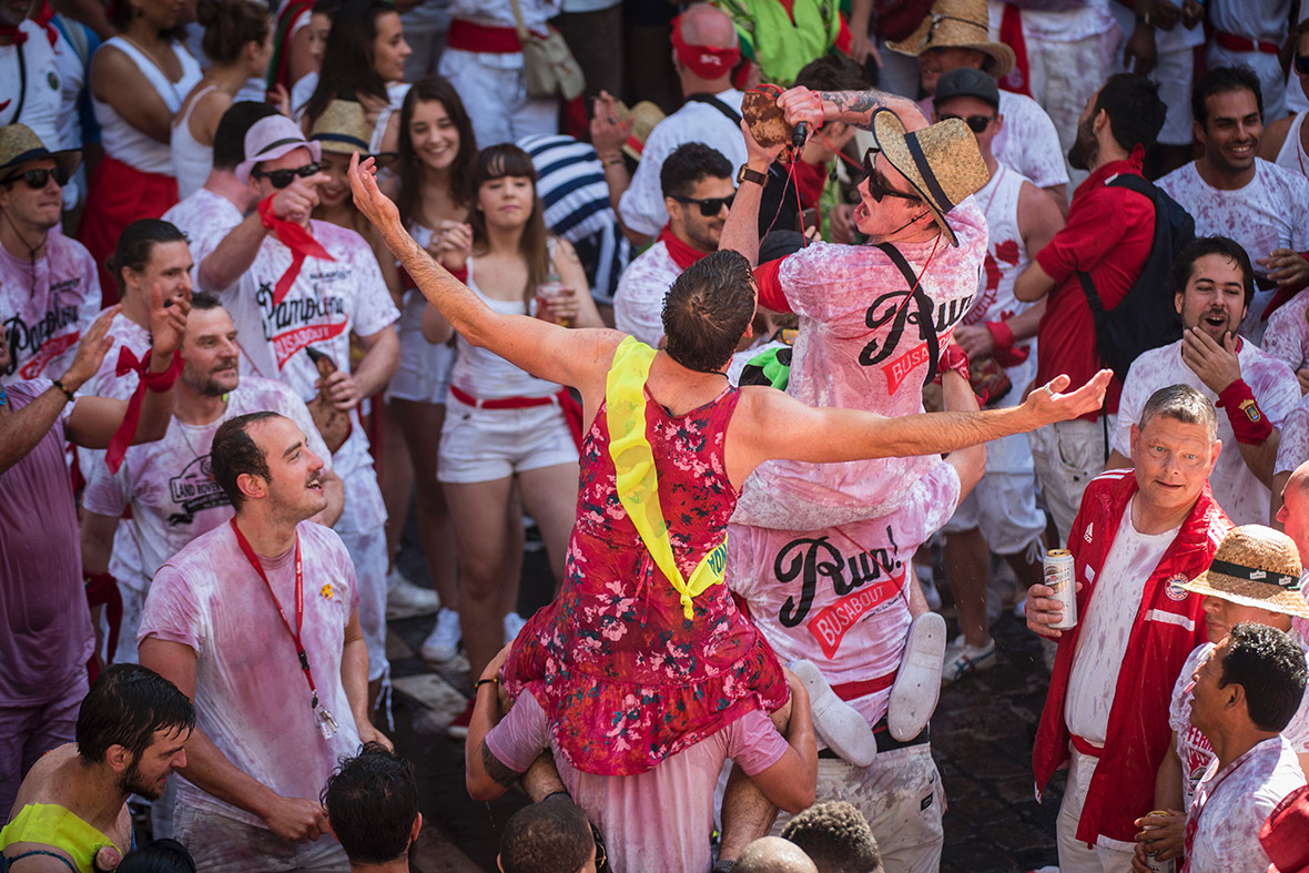 Pamplona kicks off San Fermin 2016 festival: Wine-soaked revellers ...