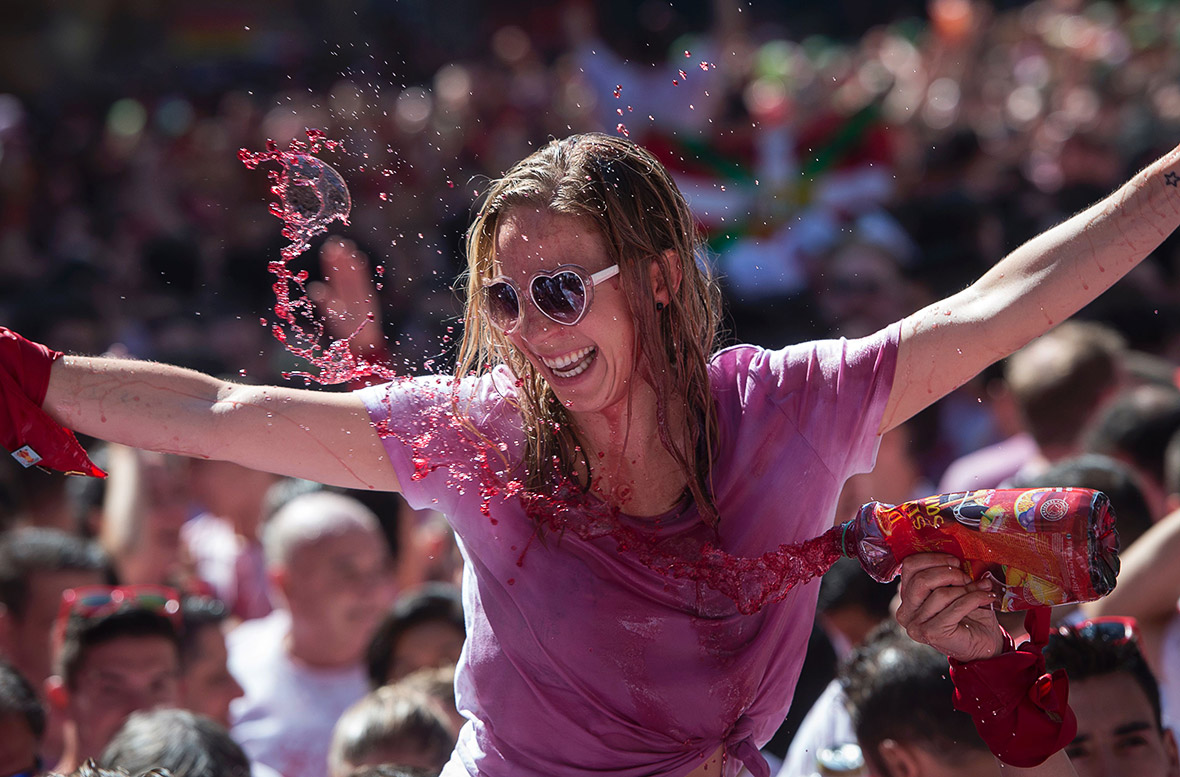 Pamplona kicks off San Fermin 2016 festival: Wine-soaked revellers ...