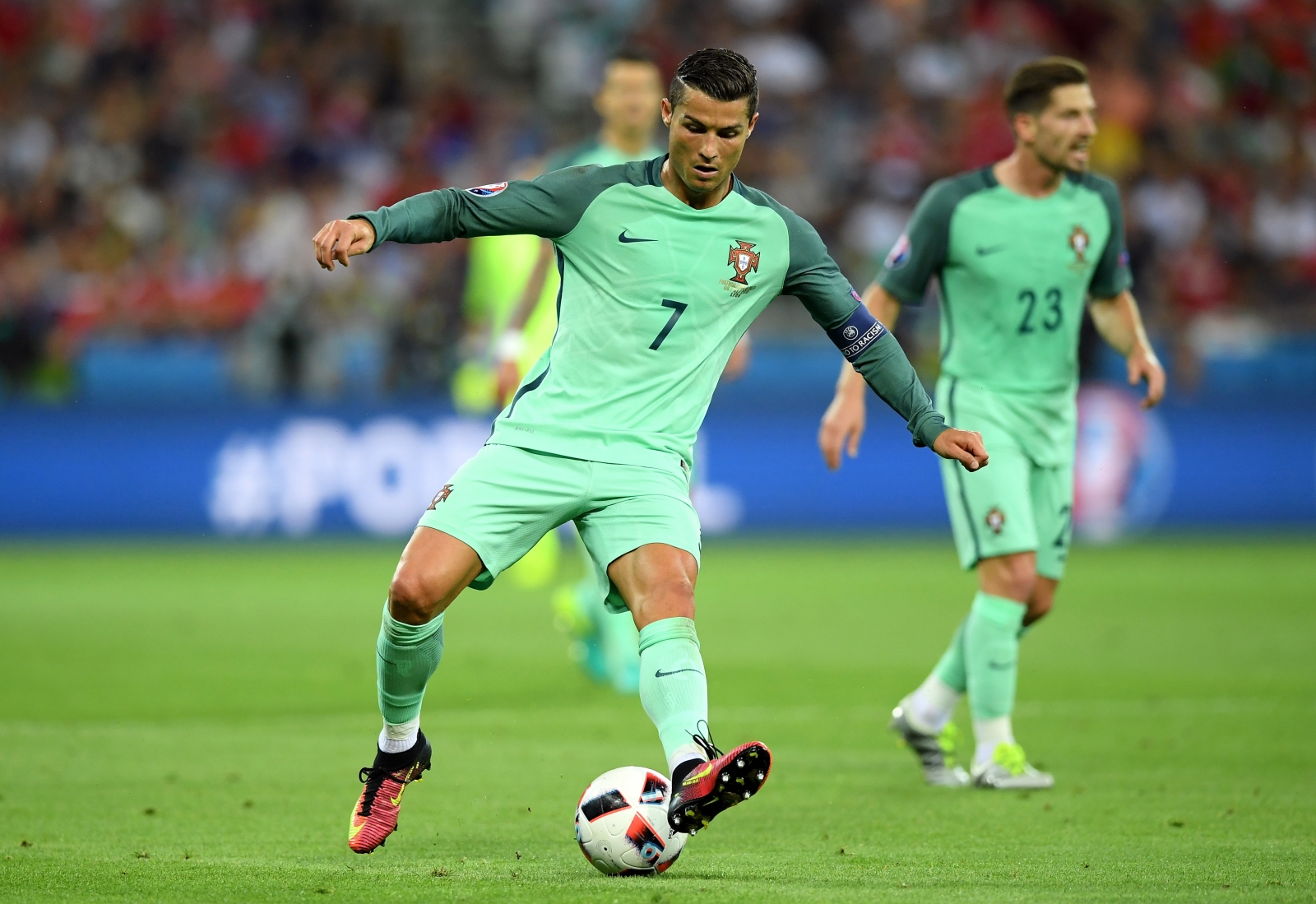 Ronaldo backheels the ball Ronaldo backheels the ball
