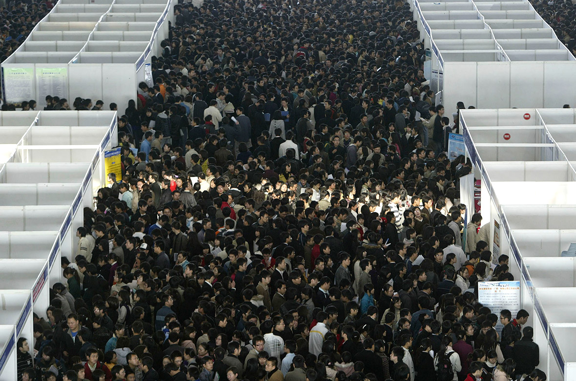 7 триллионов. Ярмарка толпа людей. Китай перенаселение. Миллиард людей. Соискатели мест на Ярмарке в Китае.