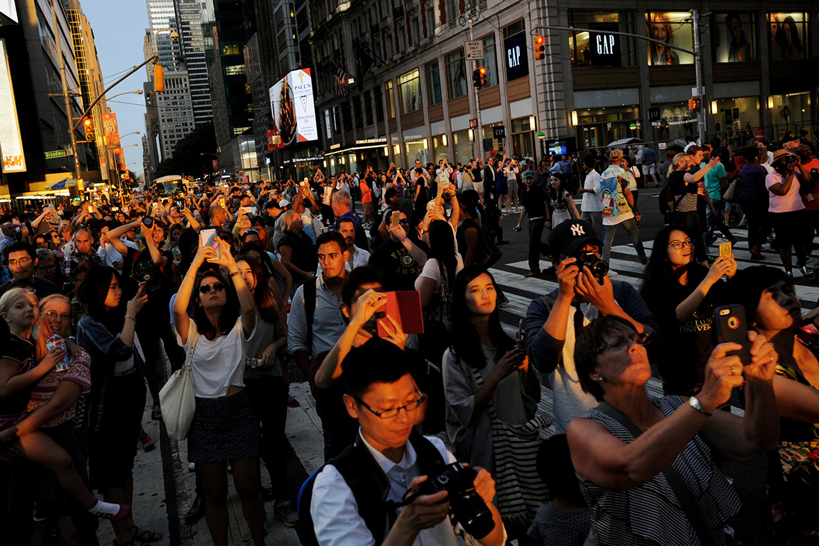 Manhattanhenge Thousands gather to see setting sun aligning with New