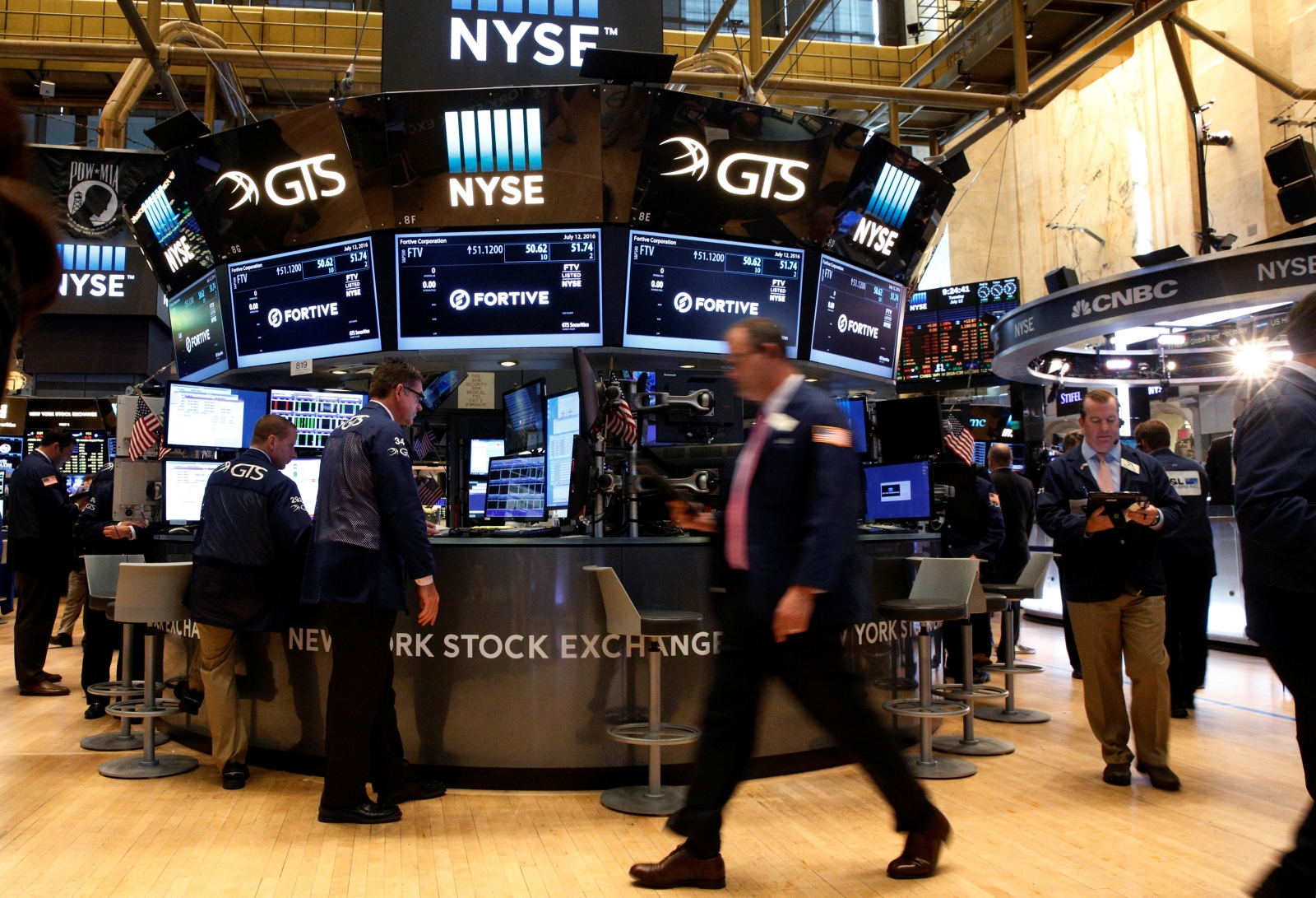 US market close Dow, S&P 500 reach new record highs, but Nasdaq closes