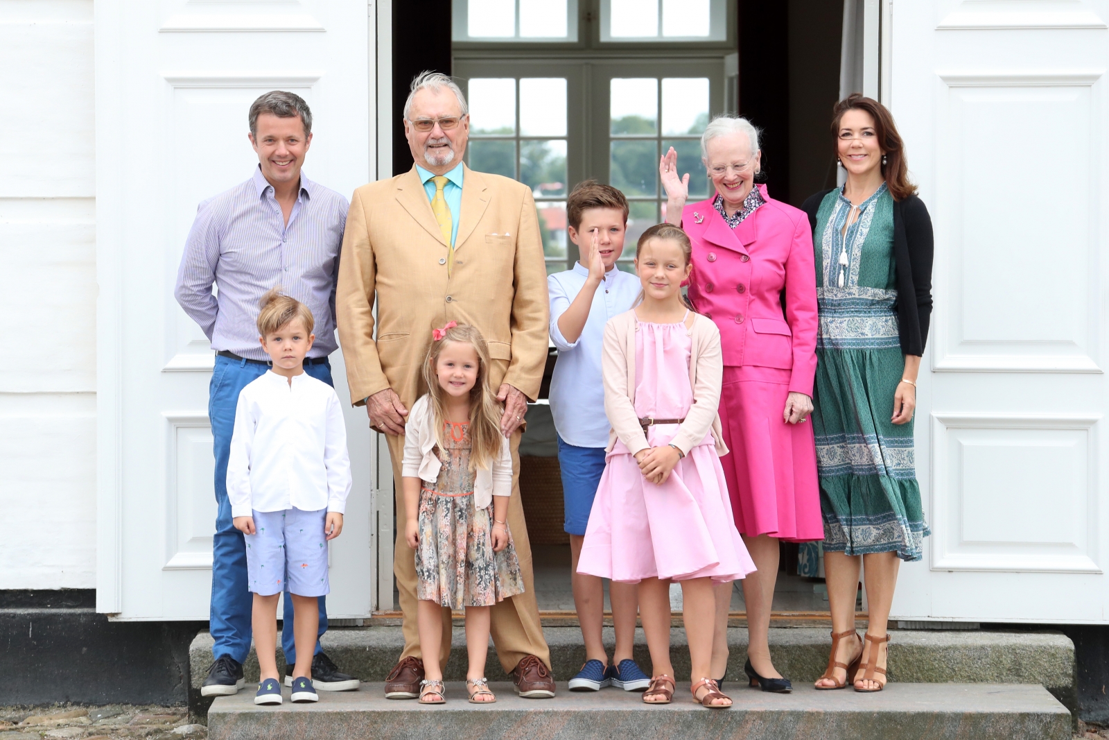 queen-margrethe-ii-wows-in-bright-pink-suit-for-danish-royal-family-photo