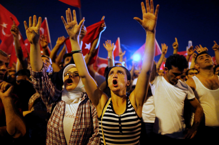 Turkey coup Istanbul cheering crowd 2016