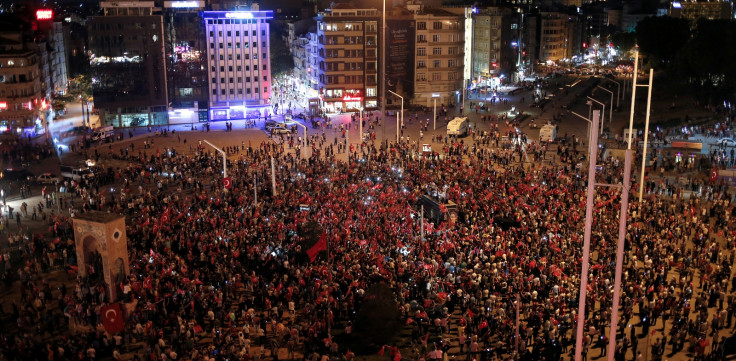 Turkey coup Istanbul cheering crowd 2016