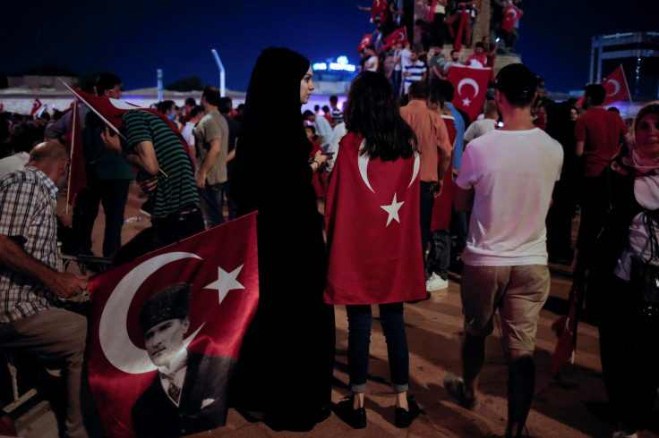 Turkey coup Istanbul cheering crowd 2016