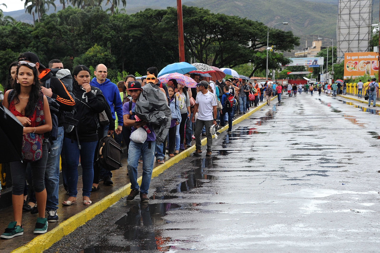 Venezuela Opens Colombia Border To Allows Citizens To Get Food And   Venezuela Shortgaes 