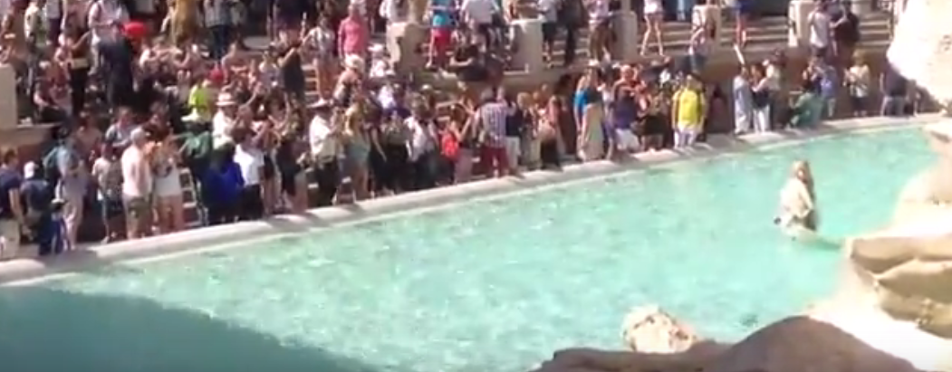 Rome Woman Fined For Reenacting Trevi Fountain La Dolce Vita Scene IBTimes UK