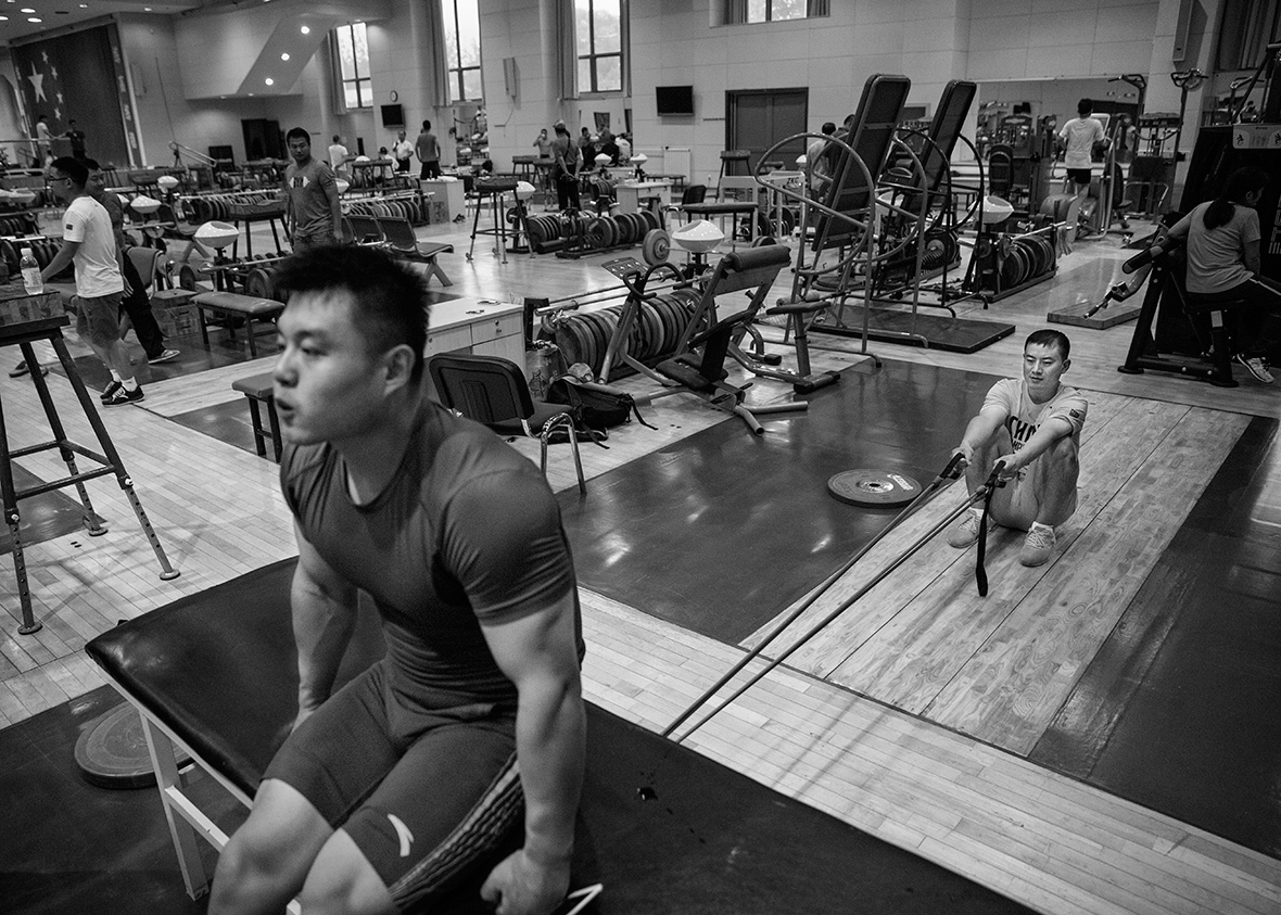 Chinese weightlifters prepare for Rio 2016 Olympics
