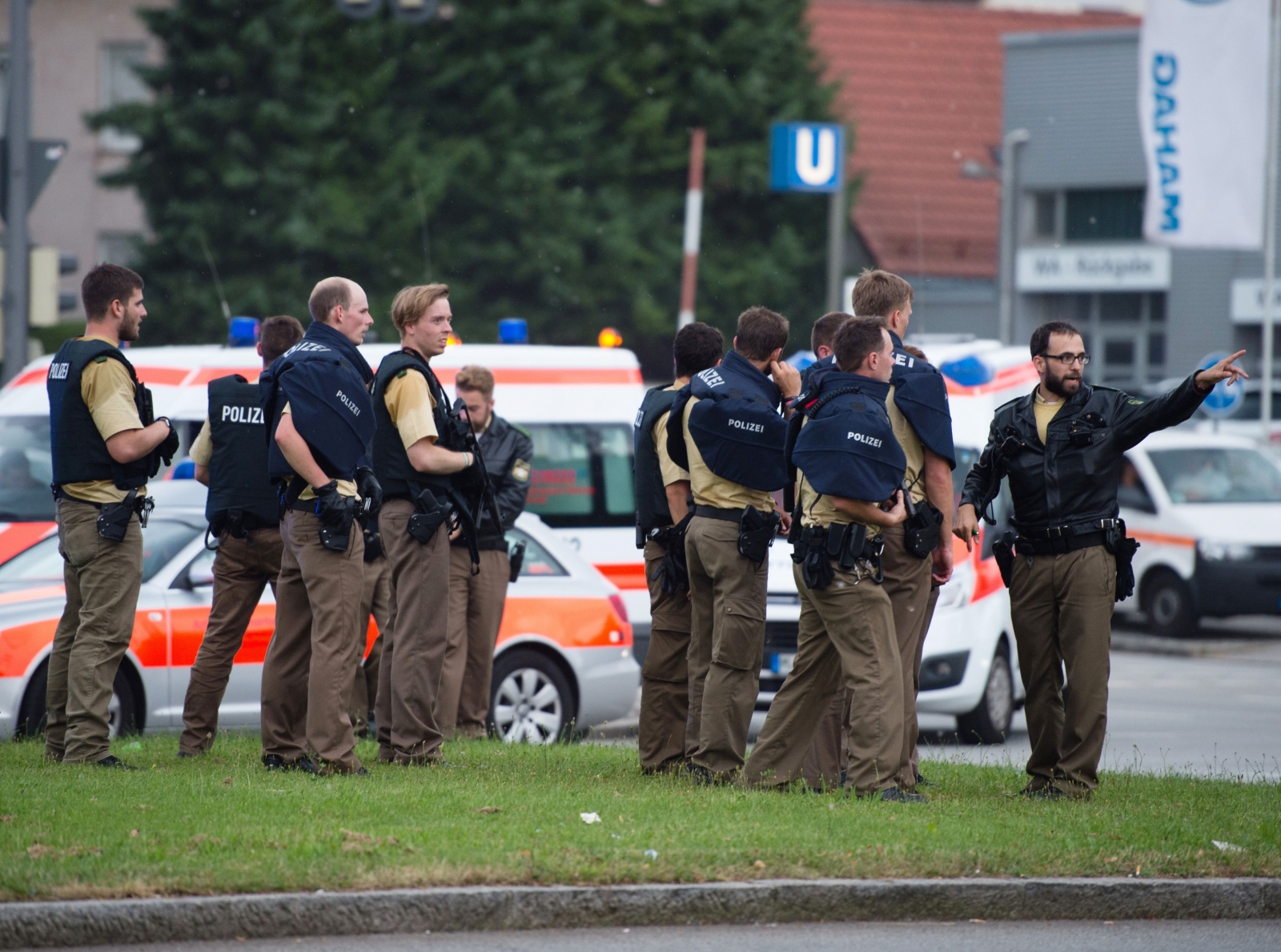 Munich police mall gunman shootings munchen towards walks amid identifisert iraner tysk politia politicians horrifying bellenews germana einkaufszentrum olympia stirileprotv