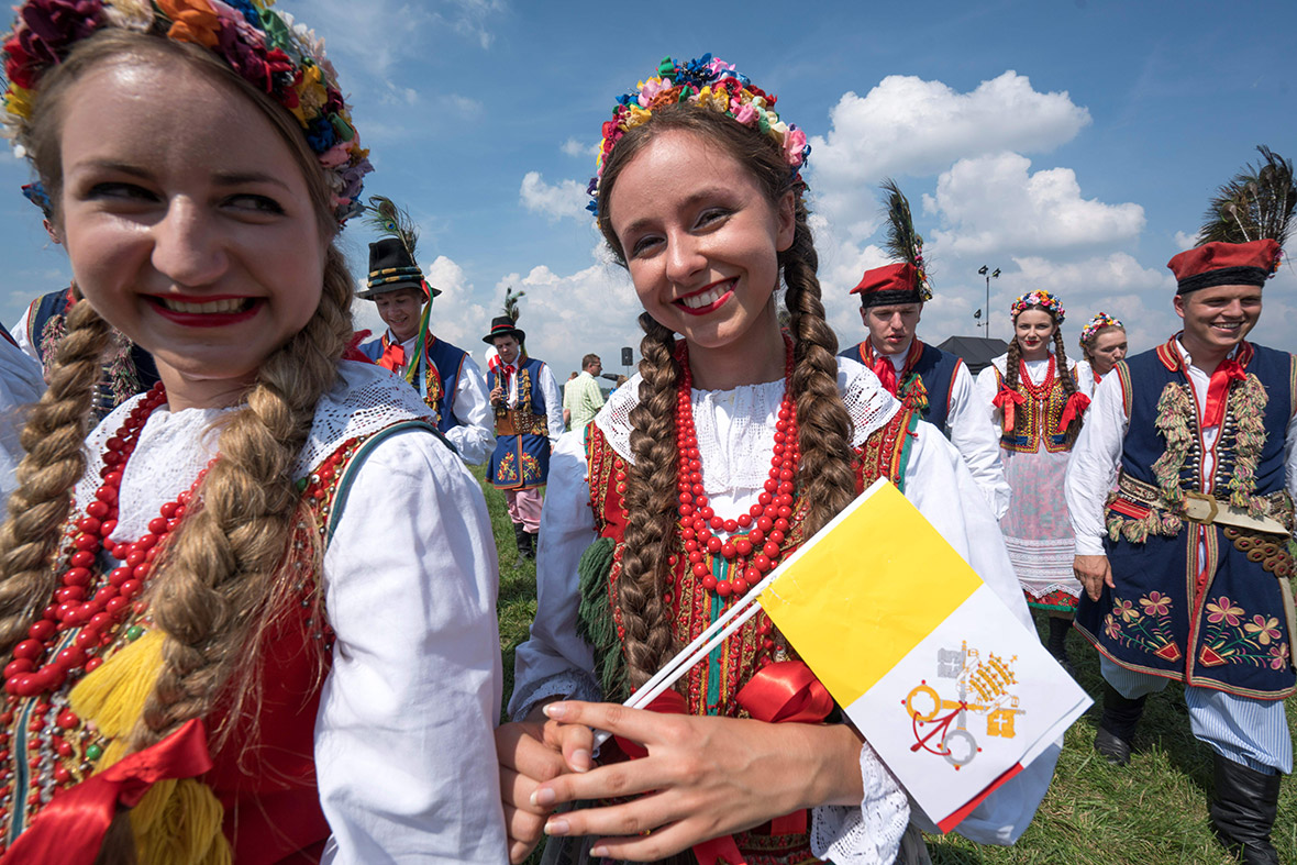 Польша население. Польша люди. Польша молодежь. Поляки люди. Улыбчивые поляки.