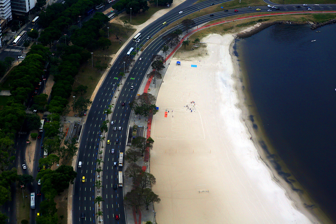 Rio take. Пляж полумесяц в Рио де Жанейро. Рио-де-Жанейро Ботафогу район улиц фото.