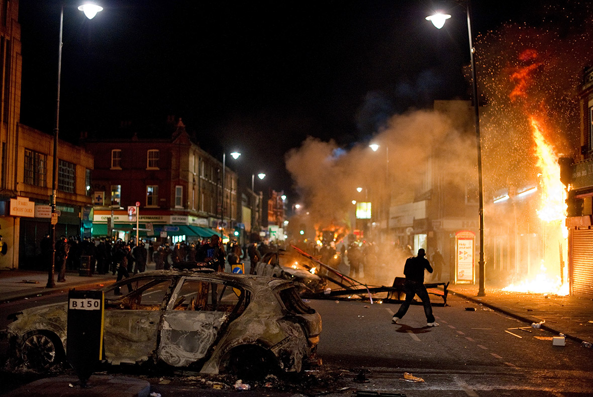 London riots anniversary: Photos of August 2011 looting ...