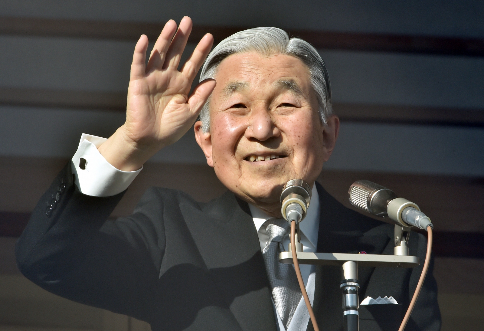 Japan: Emperor Akihito hints at abdication in TV speech