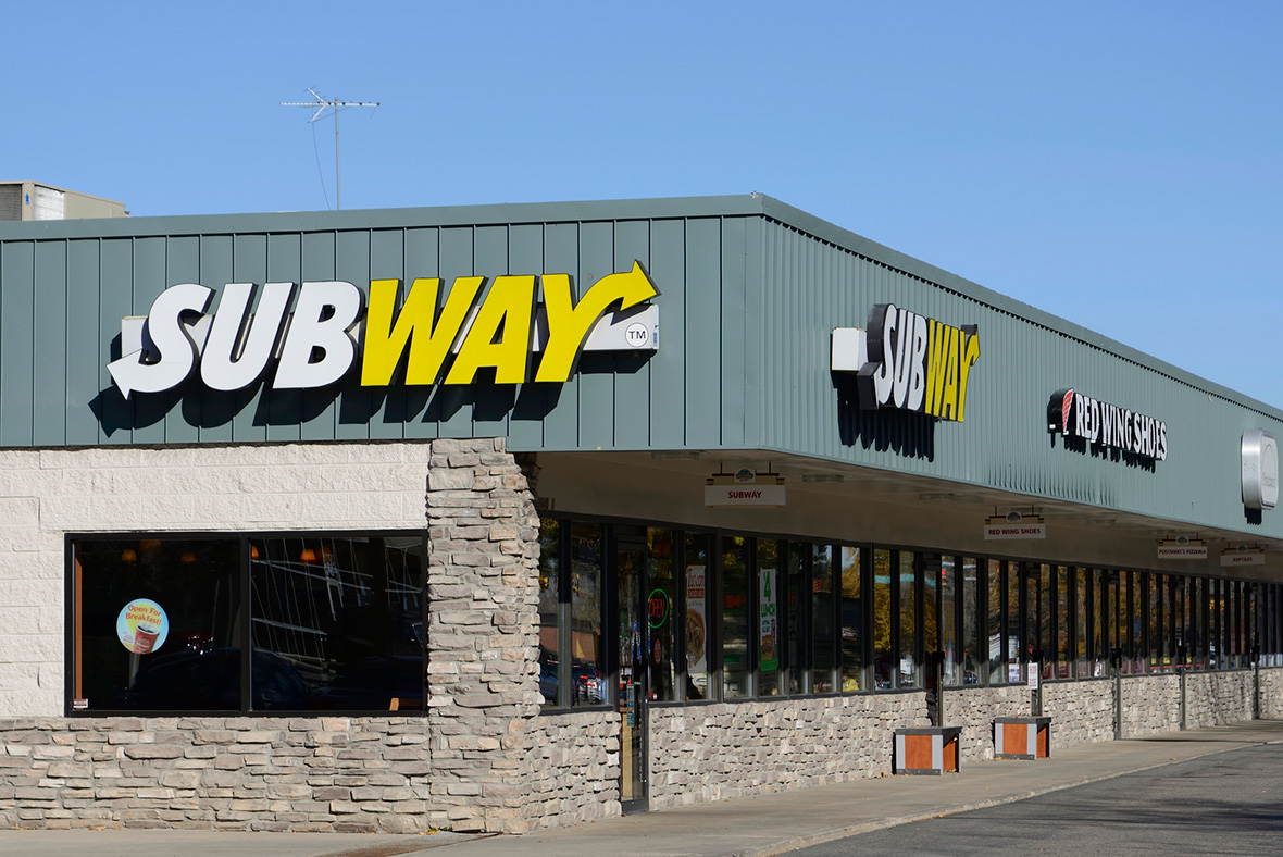 Subway employee stops burglary by telling robber to 'get a job ...