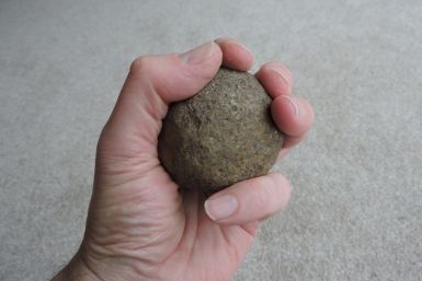 Round stone throwing