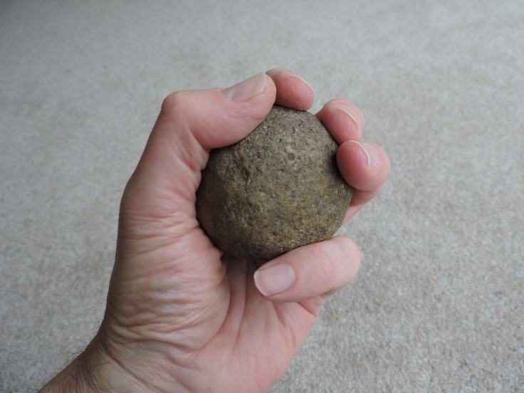 Round stone throwing