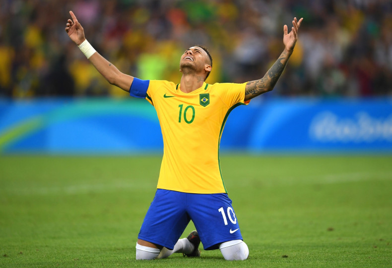 Neymar scores the winning penalty