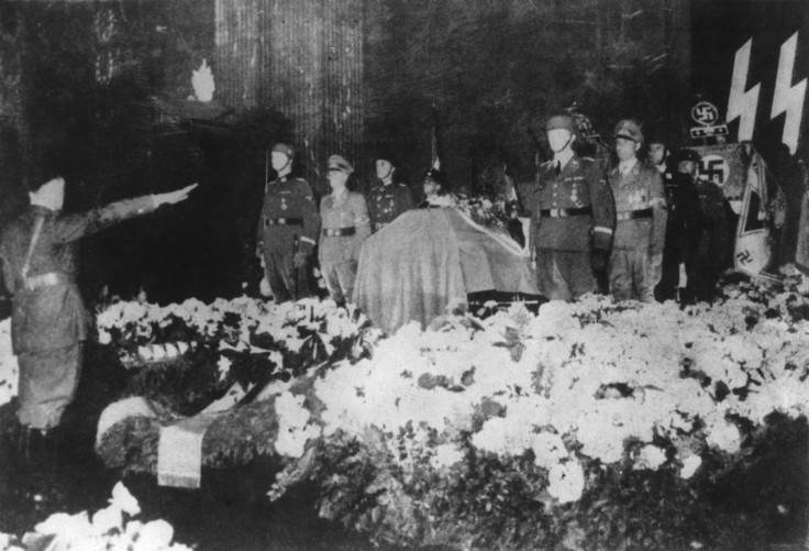 Hitler salutes Heydrich's coffin