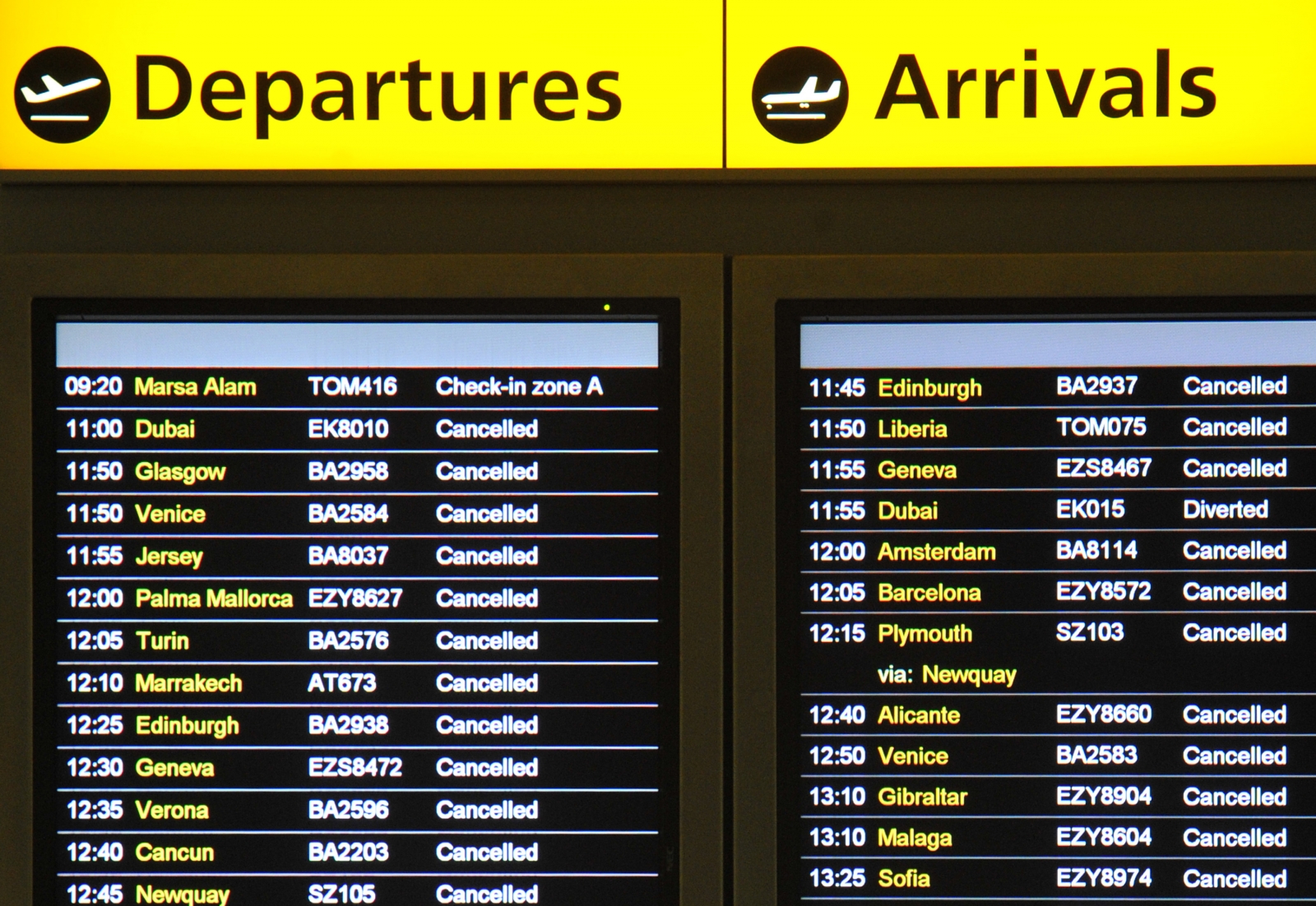 When the manager arrived. Аэропорт departure. Arrivals в аэропорту. Информационное табло в аэропорту. Arrival and departure Board.