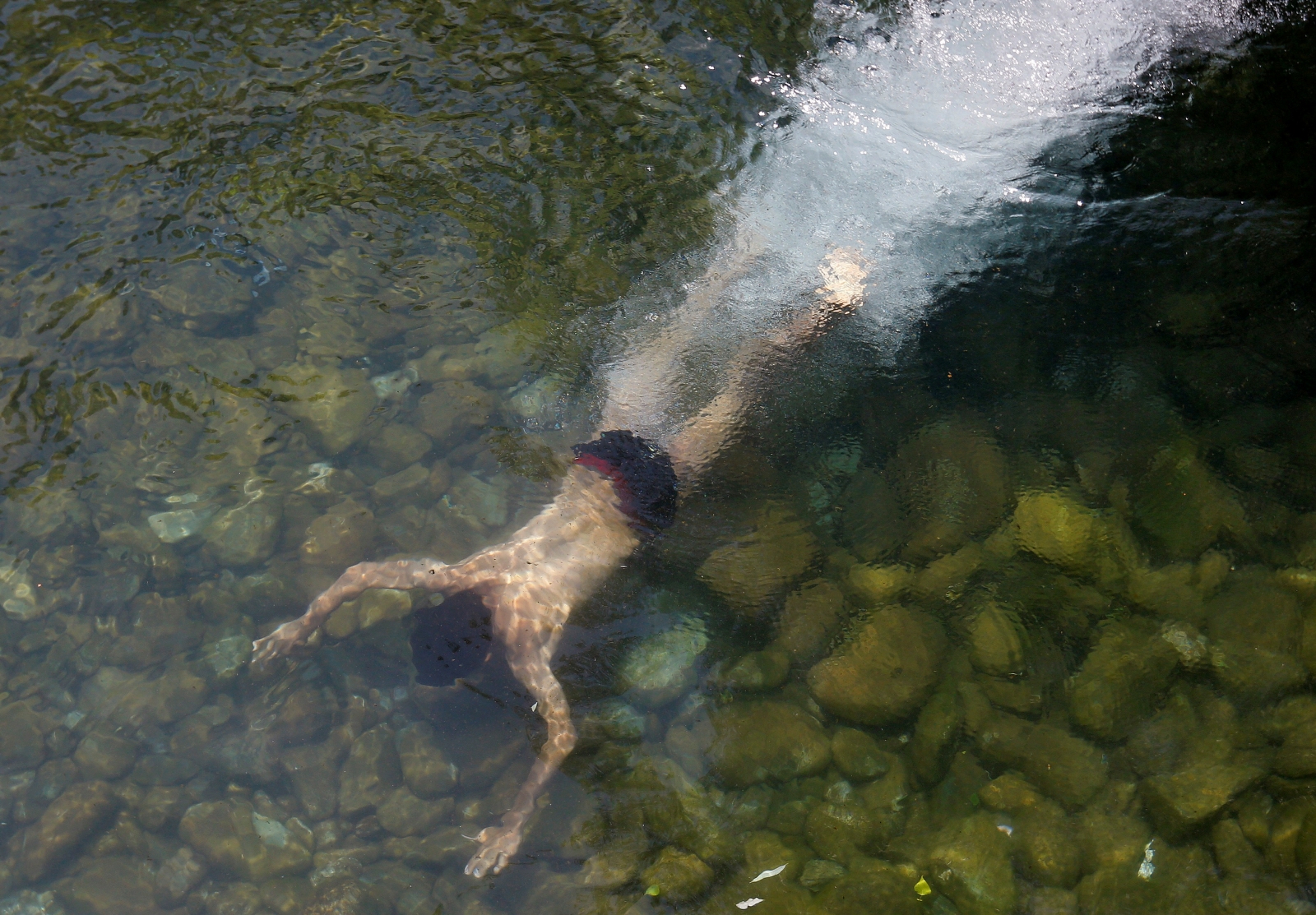 Умершего купаться. Парни купаются. Плавать в реке. Мужчина купается в речке. Парень плавает в реке.