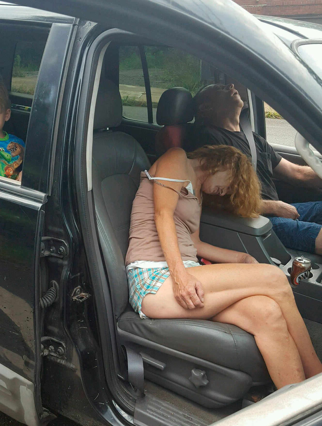 Измена в машине скрытая. Телки на заднем сидении. Девушка на заднем сидении автомобиля. Занимаются в машине. Заднее сиденье машины.