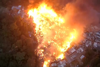 Massive fire rages through Sao Paulo favela 