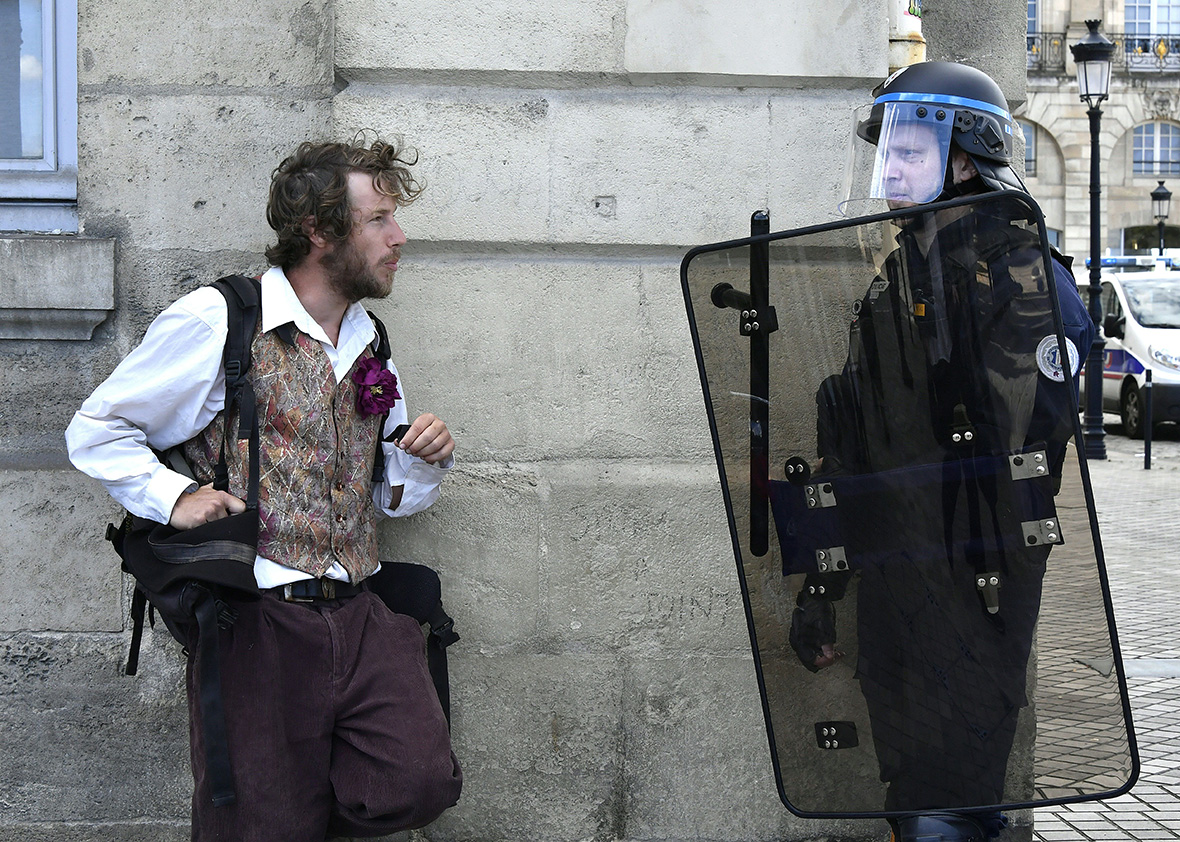 violence-flares-during-labour-reform-protests-in-paris-nantes-and