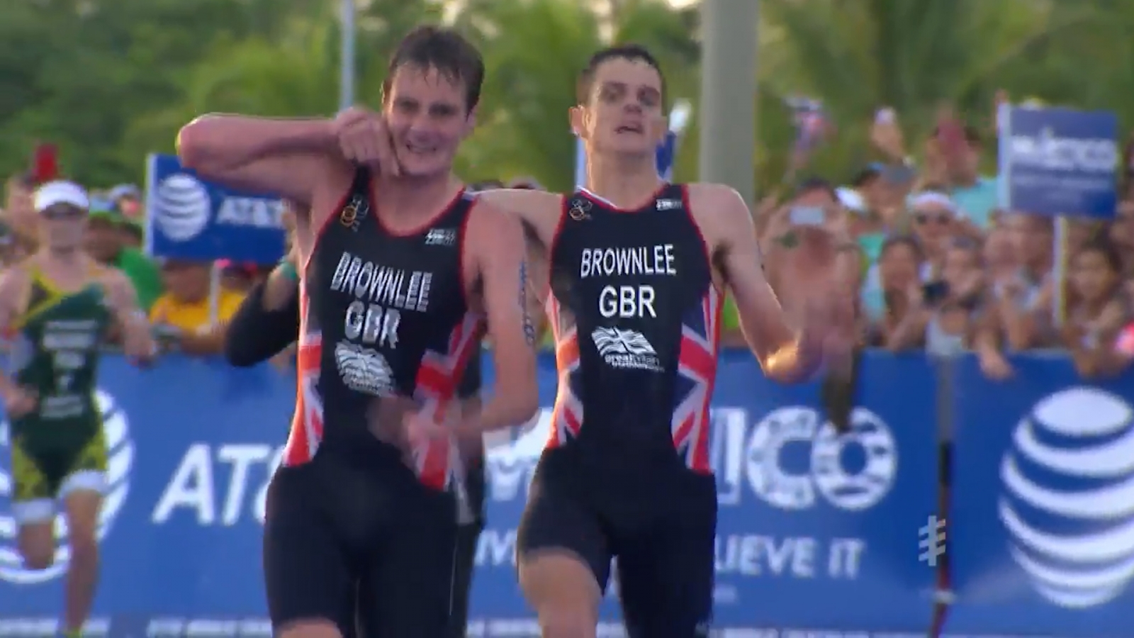 Watch Alistair Brownlee help brother Jonny across the finish line in ...