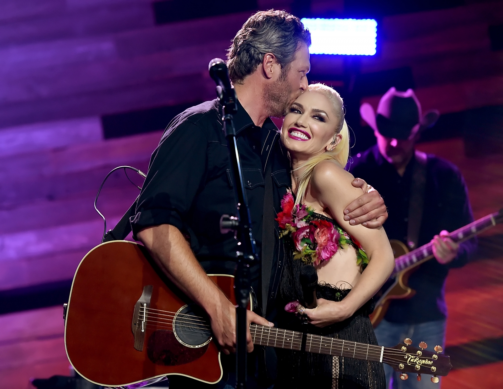 Gwen Stefani And Blake Shelton Spotted Kissing In Public As Couple ...