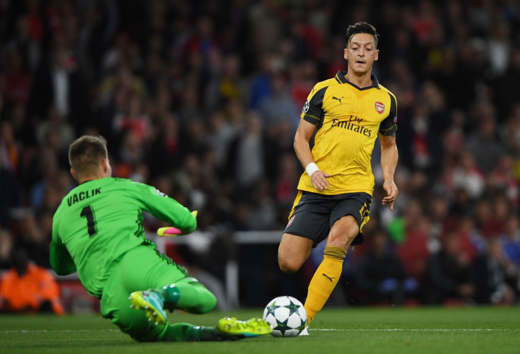 Mesut Ozil tries to reach the ball