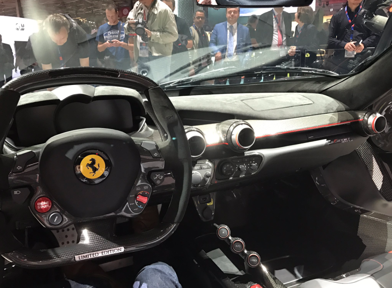 Ferrari LaFerrari Aperta interior