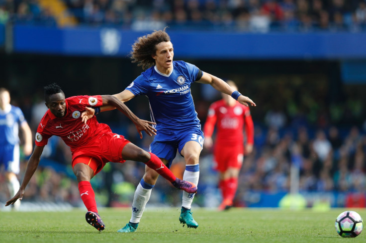 David Luiz wins the ball