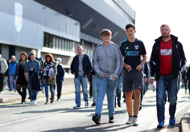 Fans outside the ground