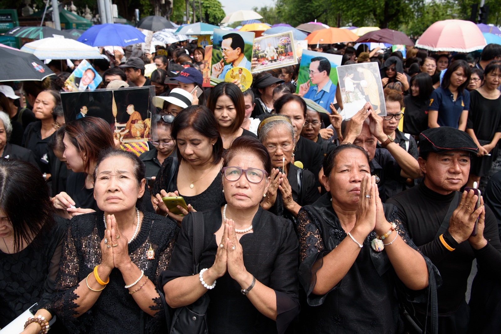 King Bhumibol Adulyadej's death in Thailand causes black clothes to ...