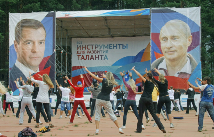 Nashi activists dance