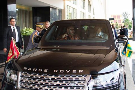 Paul Kagame drives King Mohammed to airport