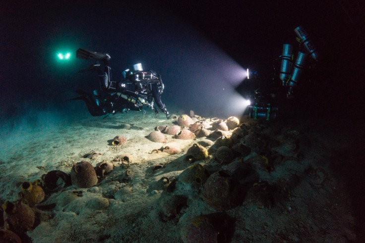 Divers shipwreck