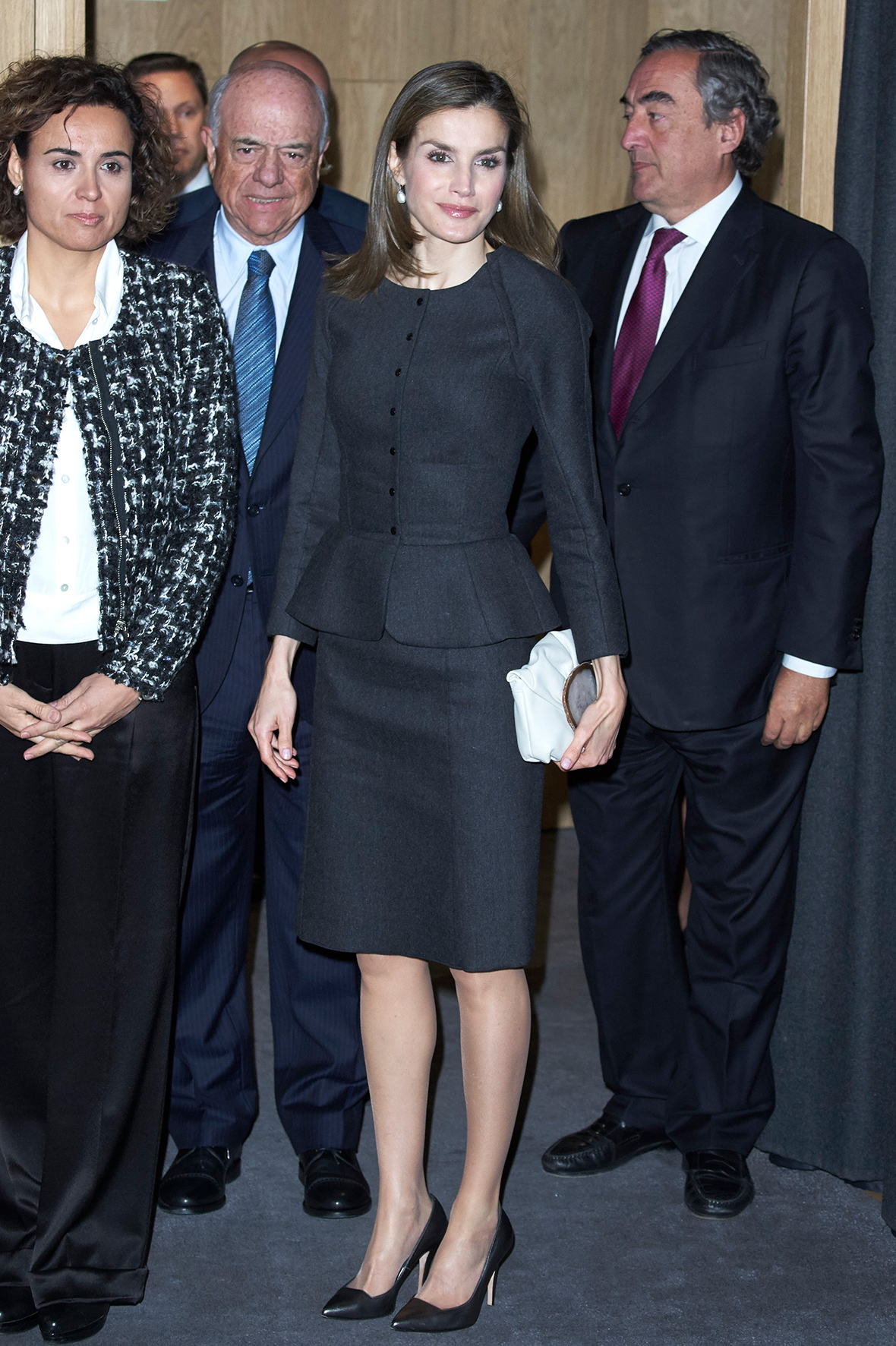Classic Queen: Letizia of Spain highlights lithe waist in 